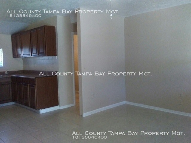 Foto del edificio - Pinewood Ave Apartments