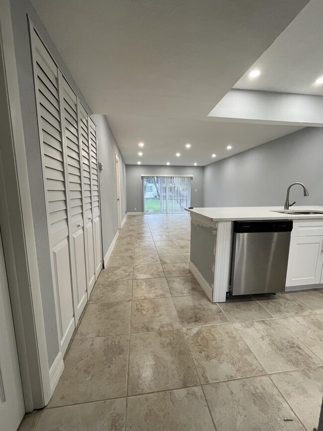 Building Photo - 5535 N Lakewood Cir