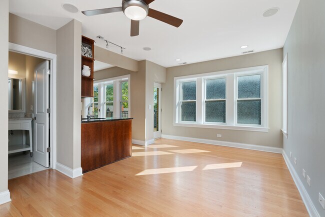 Foto del edificio - 2142 W Addison St