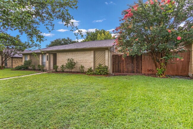 Building Photo - Spacious 4 Bedroom Home in Richardson with Fresh Updates and  Fenced Yard
