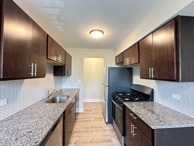 Building Photo - 533 W Surf St