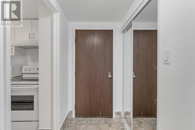 Photo du bâtiment - 711-711 Bay St.