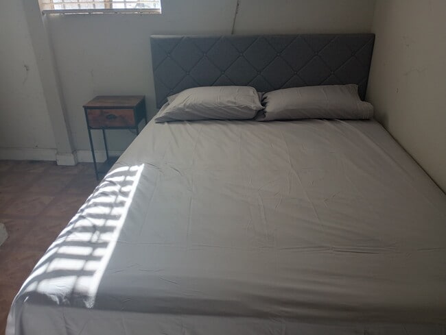 Queen bed - 11925 168th St