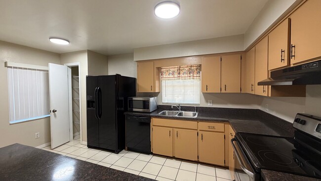 Foto del edificio - House For Rent - Metrowest