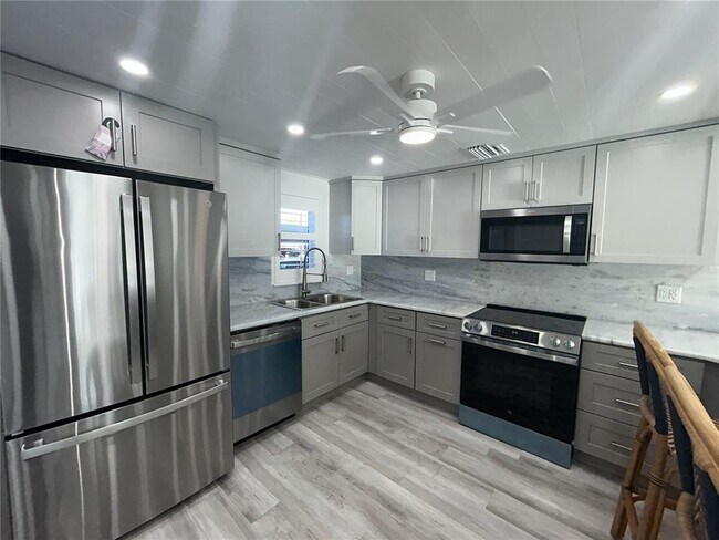 Foto del edificio - 7625 Sun Island Dr S