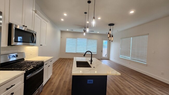 Building Photo - 126 Amundsen St