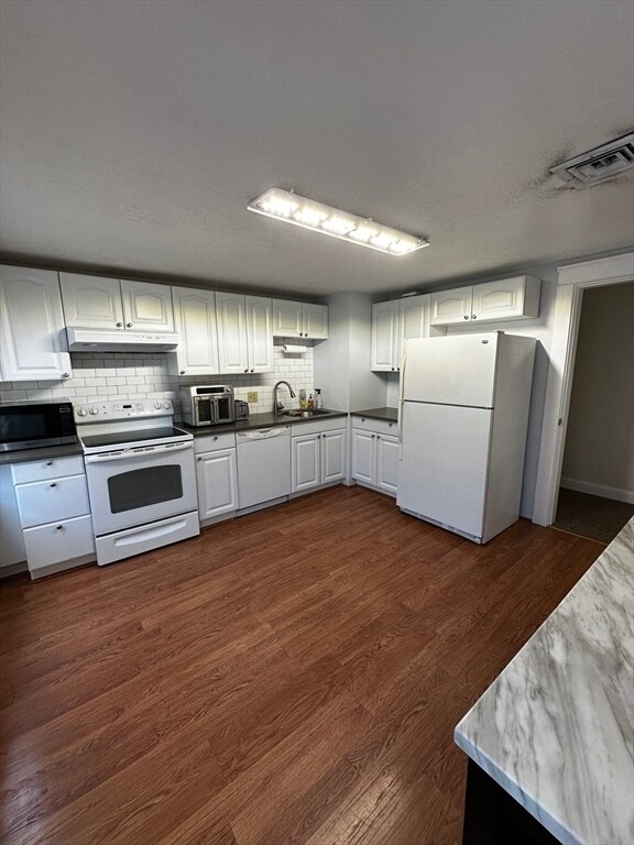 Foto del edificio - 144 E Main St