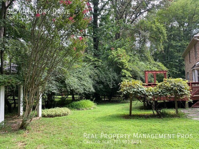 Foto del edificio - Qualify for a zero deposit? Over half acre...