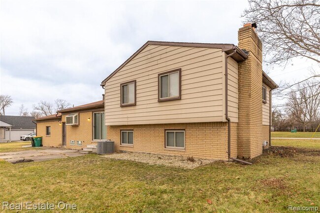 Foto del edificio - 29489 Geraldine Rd