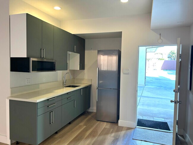 Foto del edificio - 1225 E Grand Ave