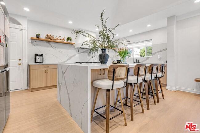 Foto del edificio - 367 S Oak Ave