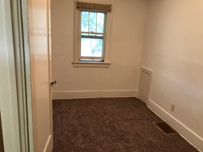 Building Photo - 410 N Mandan St