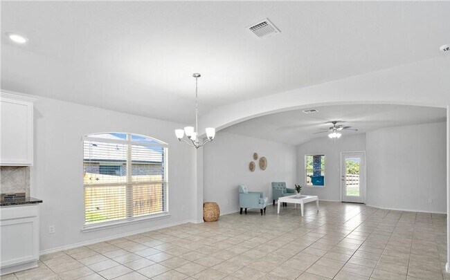 Foto del edificio - 4 bedroom 2 bathroom home!