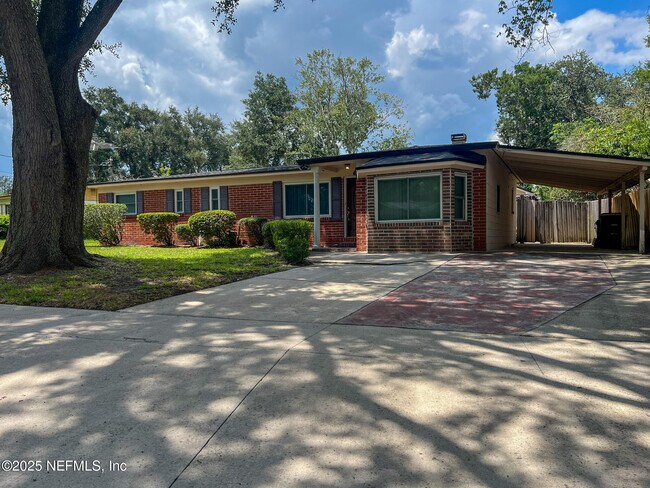 Foto del edificio - 8339 Holly Hill Cove