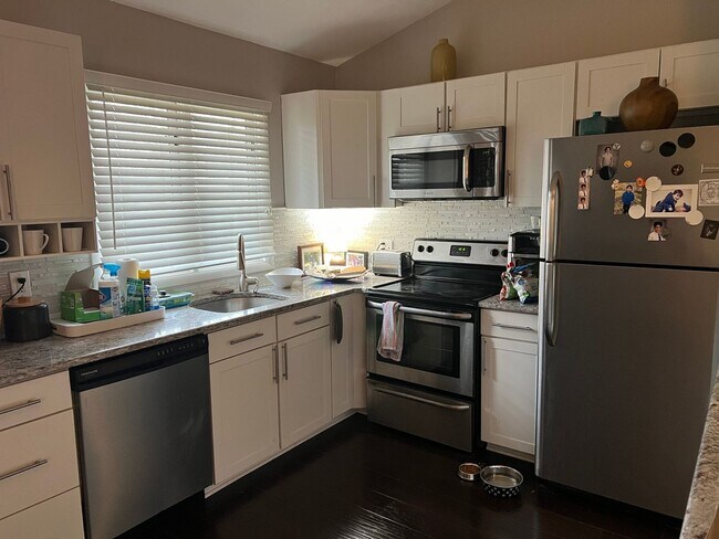 Building Photo - Updated & Spacious 2-BDR 1-BTH Duplex in G...