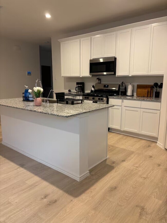 Foto del edificio - 4915 Oakwood Dr