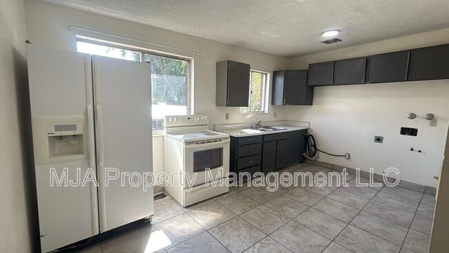 Building Photo - 1629 Talisman Cir N