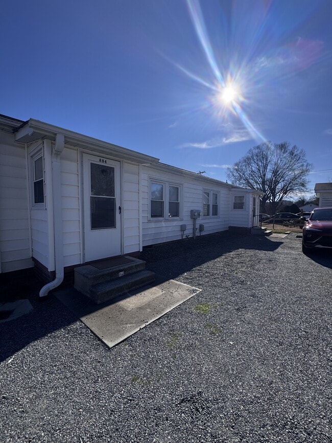 Foto del edificio - 884 Old Charlotte Rd SW