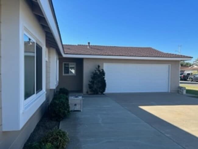 Foto del edificio - Beautiful 4 Bedroom Home in Huntington Beach