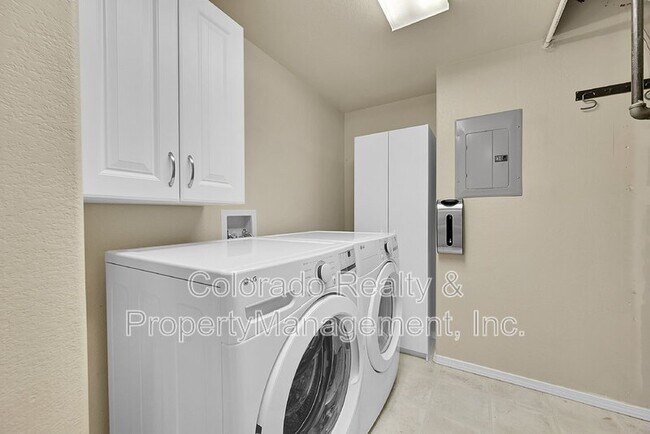 Building Photo - 3060 Mandalay Grove