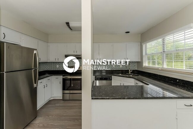 Building Photo - 4 Bedroom Pet-Friendly Home in Hendersonville, TN with Main Street Renewal