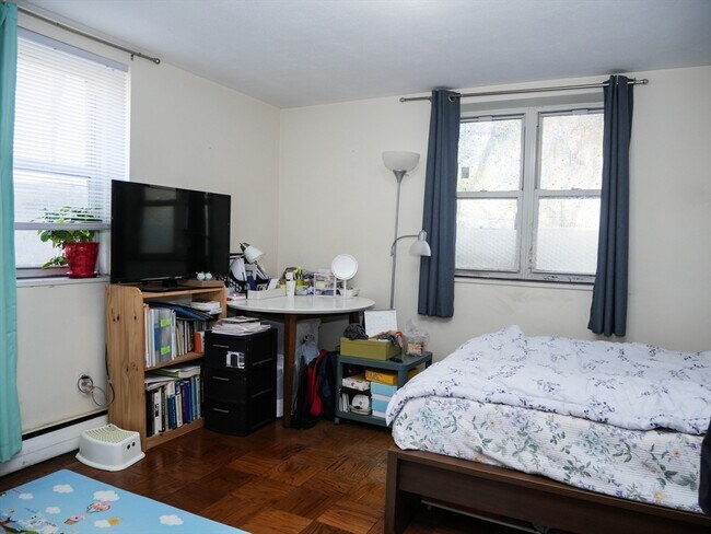 Building Photo - 217 Kent St