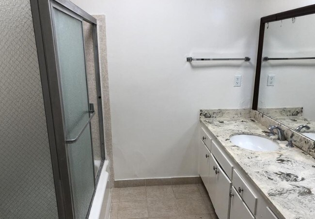Interior Photo - 858 S Shenandoah St