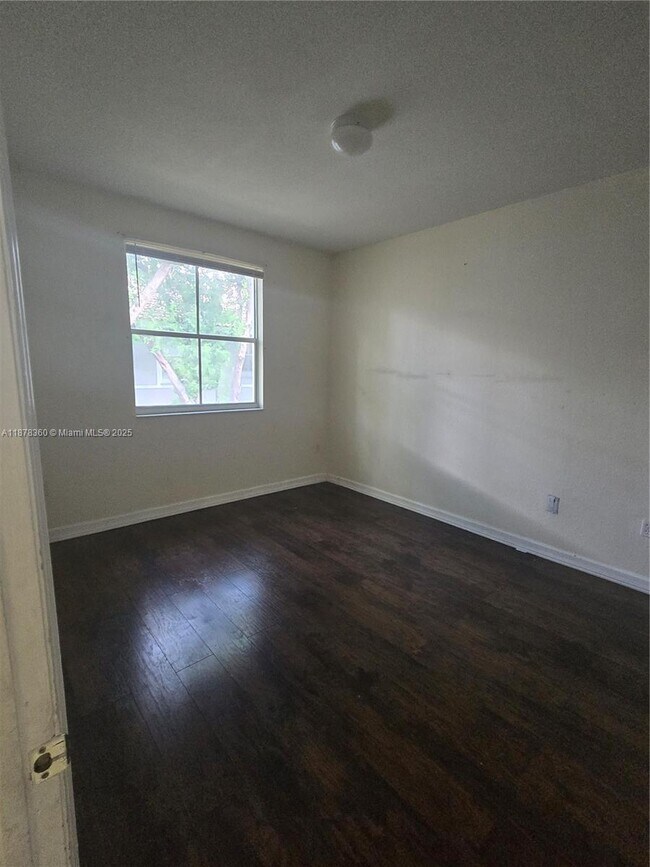 Foto del edificio - 1661 SE 28th St