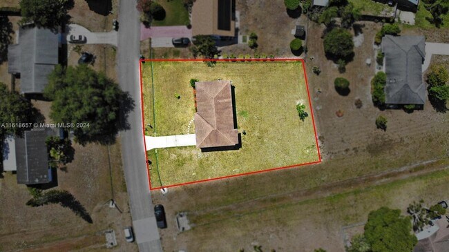 Building Photo - 250 SW Homeland Rd
