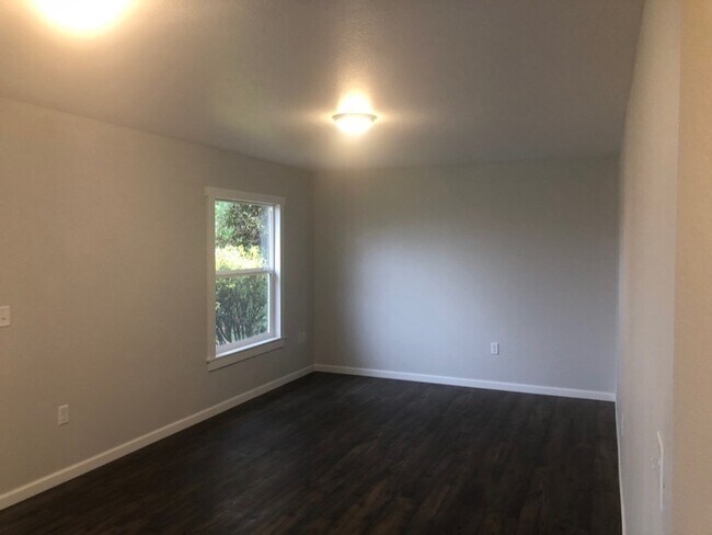 Building Photo - BEAUTIFUL TWO BEDROOM CHARMER LOCATED IN LONGVIEW