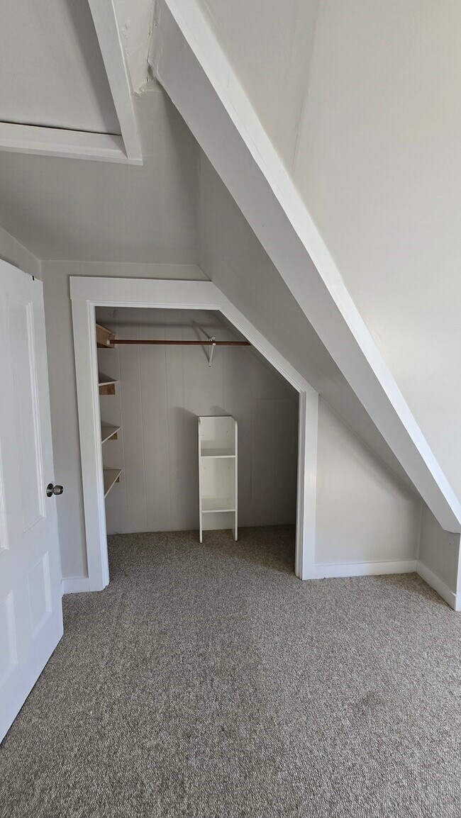 Building Photo - 33 Ashfield St