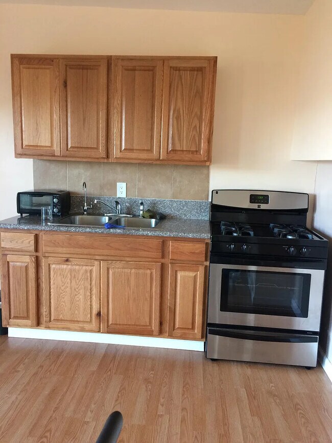 Foto del edificio - 1350 Stradella Rd