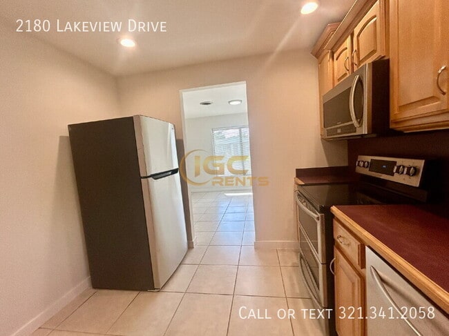 Building Photo - 2180 Lakeview Dr