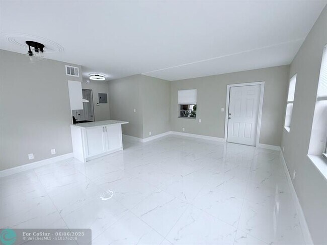 Foto del edificio - 2725 Middle River Dr