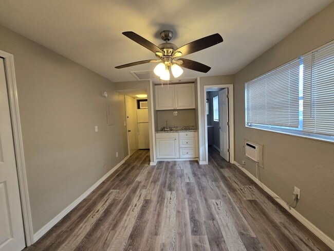 Building Photo - Efficency for rent