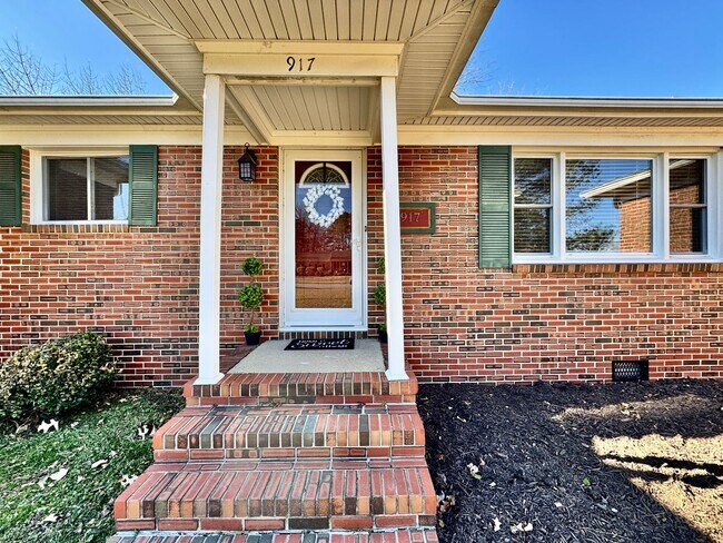 Foto del edificio - Available NOW! Lakefront 4 Bedroom/2 Bath Home, Pet-Friendly, Fenced Yard, Great School Zones!