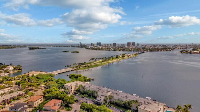 Foto del edificio - 11930 N Bayshore Dr