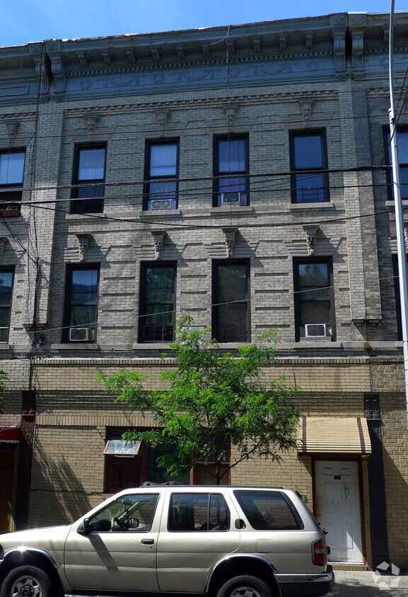 Building Photo - 560 Seneca Ave