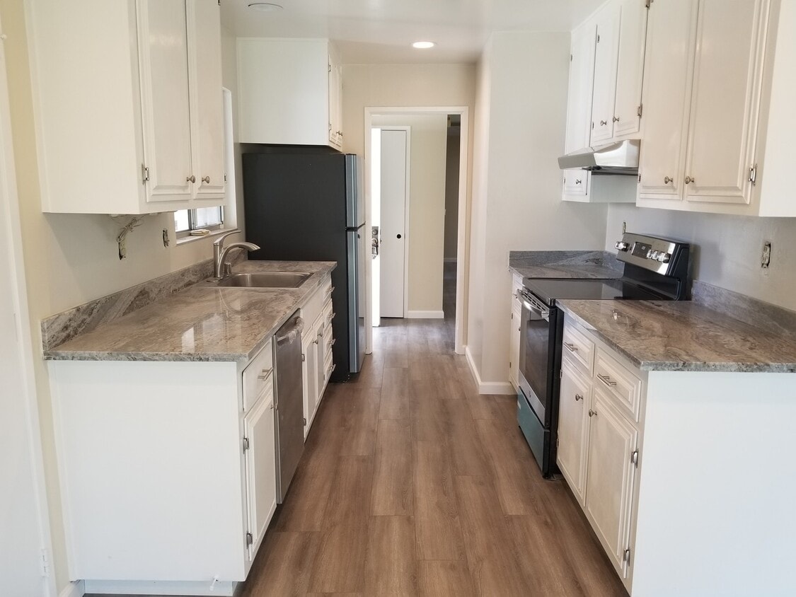 Foto principal - Gorgeous 3 Bedroom, 2 Bath home in great l...