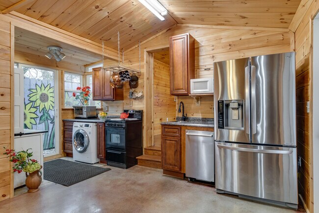 Building Photo - 3520 Southwood Dr