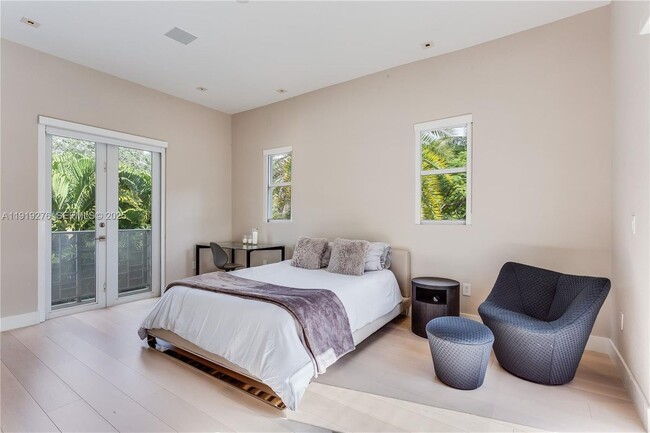 Foto del edificio - 1701 Espanola Dr