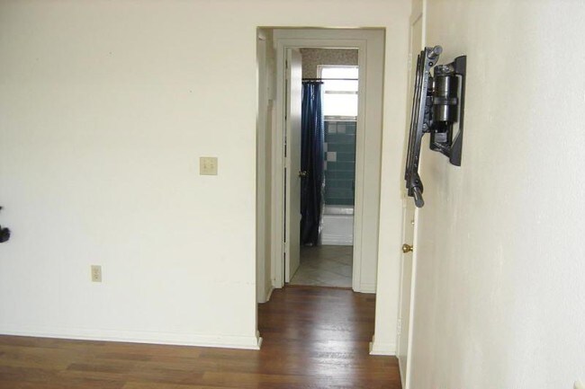 Building Photo - 414 Monroe Ave J201