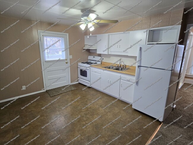 Building Photo - 2 Bedroom 2nd Floor Apartment