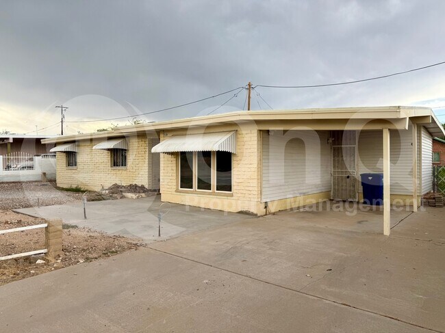 Building Photo - 2120 N 3rd Ave