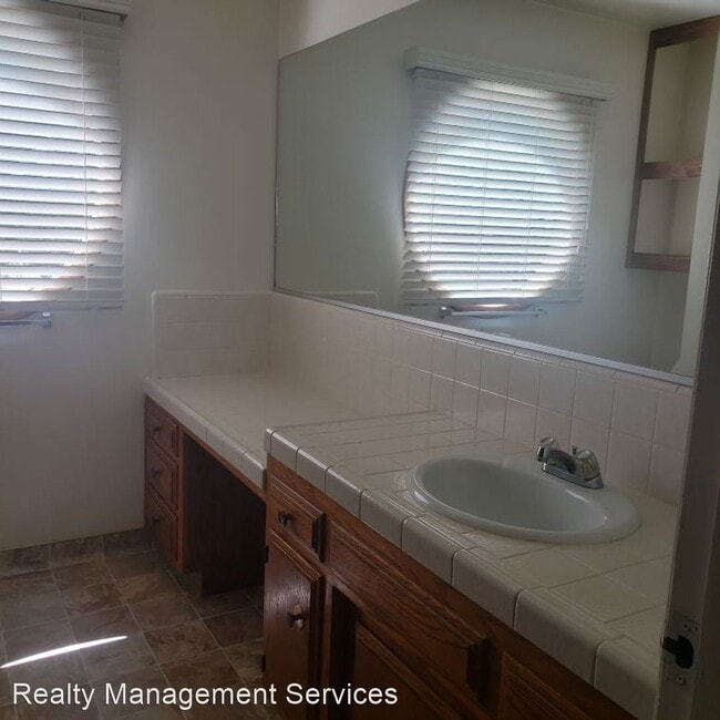 Building Photo - 2 br, 2 bath House - 2700 Barrington #E