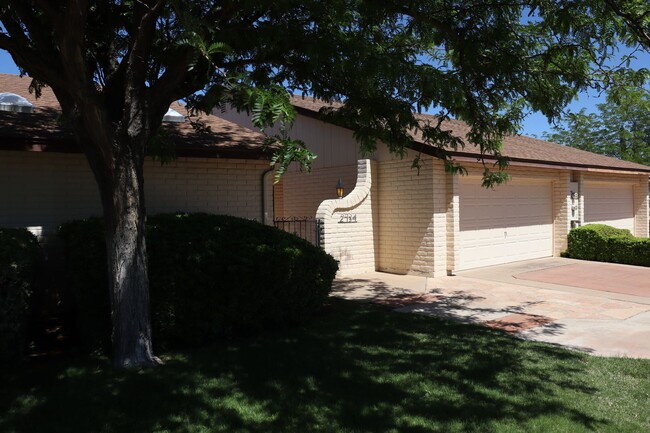 Building Photo - Updated townhouse in Greenways Subdivision