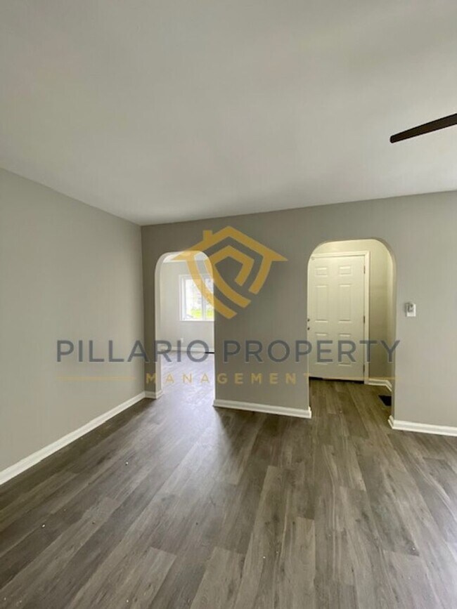 Building Photo - Charming and Updated 2 Bedroom/1 Bathroom ...