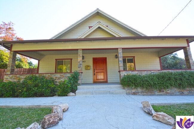 Building Photo - 1093 Avoca Ave