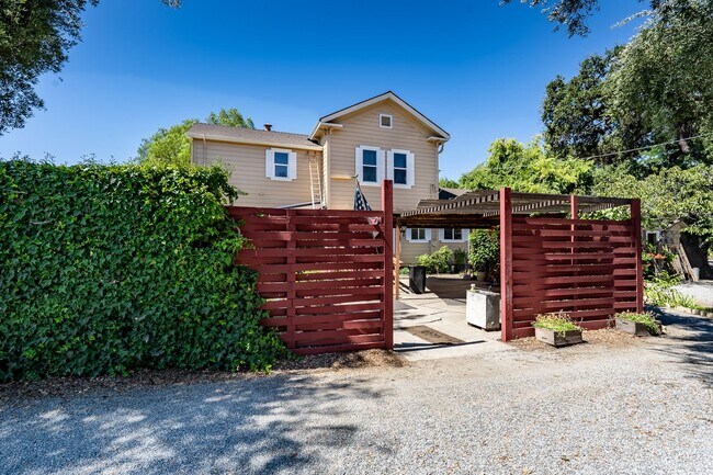 Foto del edificio - Historic Victorian Ranch Home