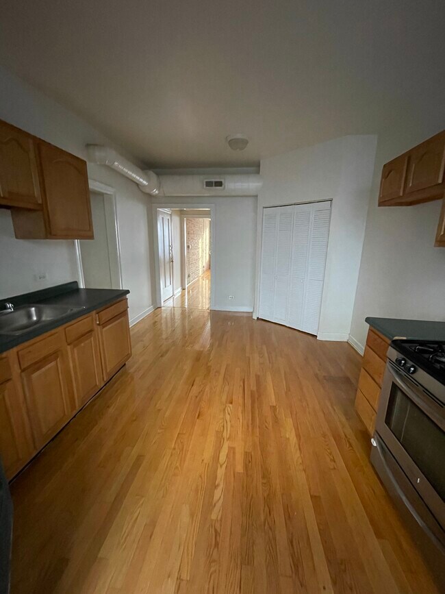 Foto del edificio - 4320 W Irving Park Rd